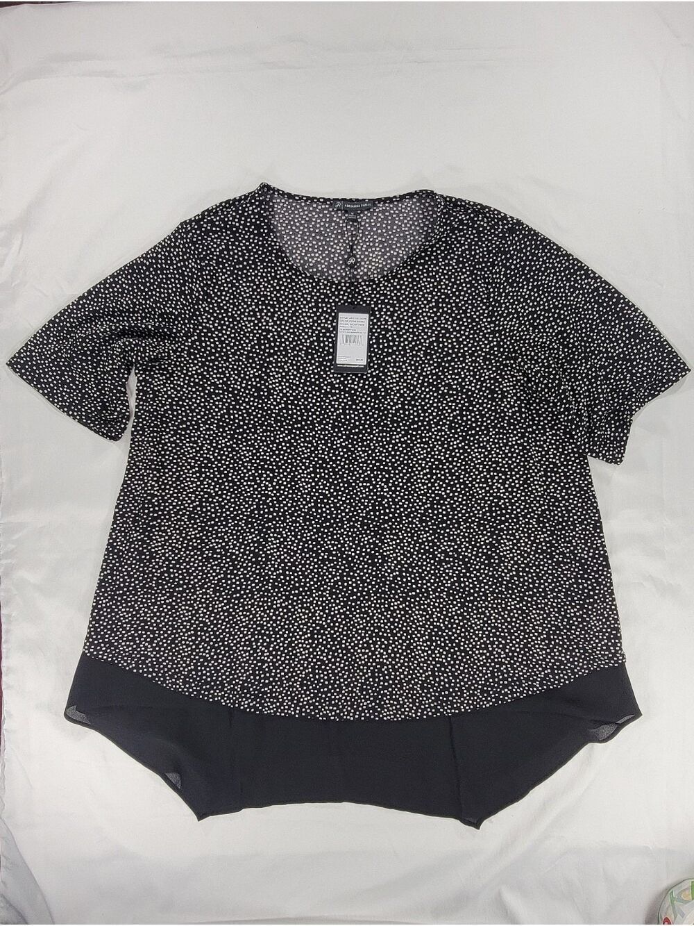 NEW Adrianna Papell Womens Plus 1X Elbow Sleeve Sharkbite Hem Top Stretch Dotted